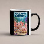 Ein rosa Axolotl ruht in einer schimmernden Muschel mit einer Blase auf dem Kopf; daneben sitzt eine Schnecke. Spruch: MAX AURA FARMING – Black Edition mit Wärmeeffekt, Studioansicht.