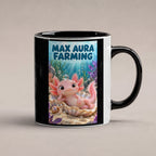 Ein rosa Axolotl ruht in einer schimmernden Muschel mit einer Blase auf dem Kopf; daneben sitzt eine Schnecke. Spruch: MAX AURA FARMING – Tasse innen schwarz, Studioansicht.