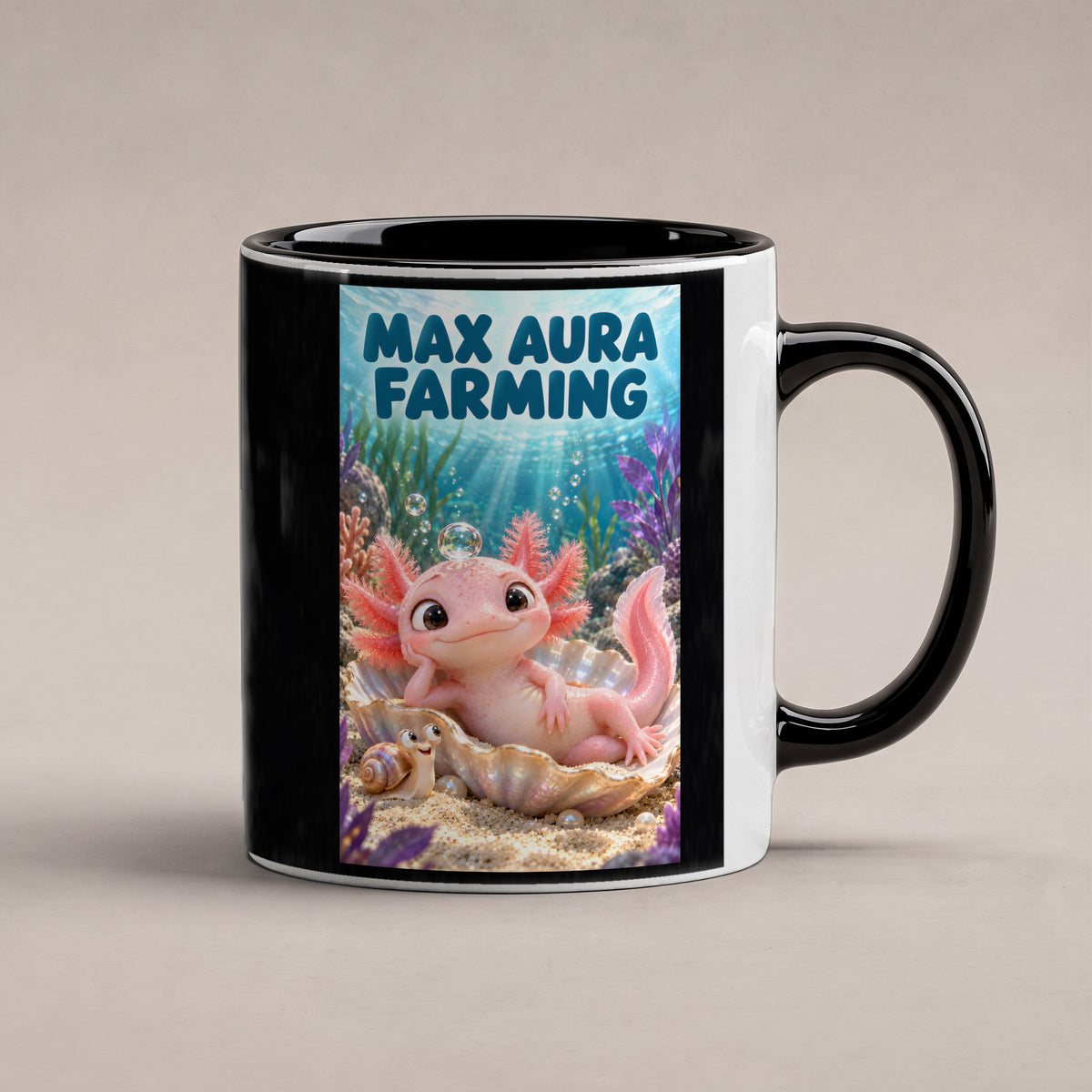 Ein rosa Axolotl ruht in einer schimmernden Muschel mit einer Blase auf dem Kopf; daneben sitzt eine Schnecke. Spruch: MAX AURA FARMING – Tasse innen schwarz, Studioansicht.