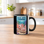 Ein rosa Axolotl ruht in einer schimmernden Muschel mit einer Blase auf dem Kopf; daneben sitzt eine Schnecke. Spruch: MAX AURA FARMING – Tasse innen schwarz, Küchenansicht.