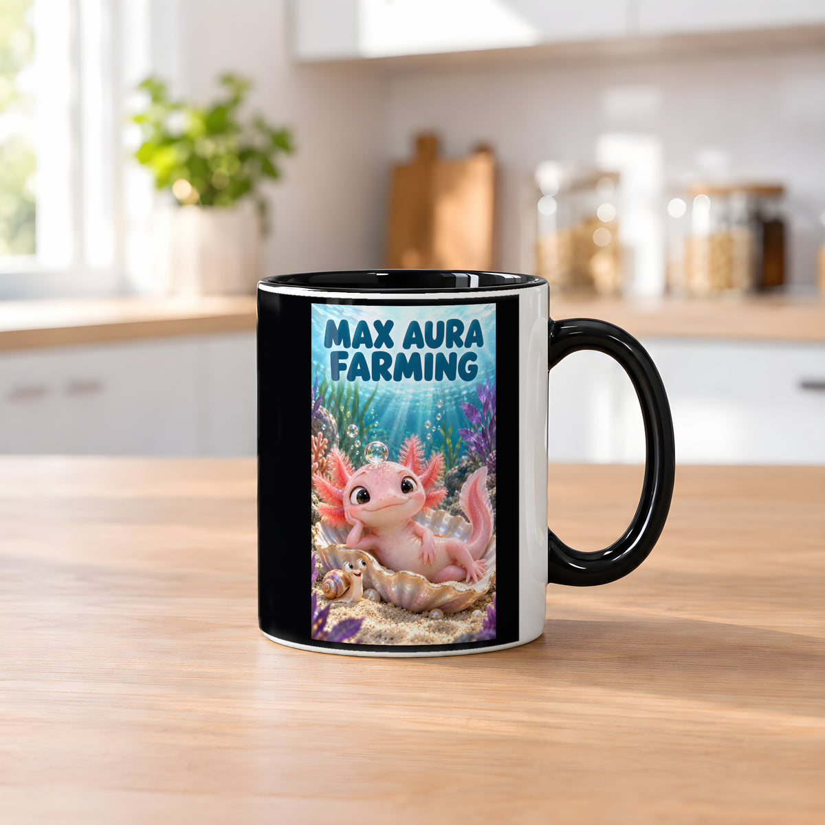 Ein rosa Axolotl ruht in einer schimmernden Muschel mit einer Blase auf dem Kopf; daneben sitzt eine Schnecke. Spruch: MAX AURA FARMING – Tasse innen schwarz, Küchenansicht.