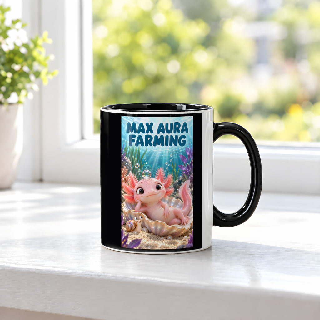Ein rosa Axolotl ruht in einer schimmernden Muschel mit einer Blase auf dem Kopf; daneben sitzt eine Schnecke. Spruch: MAX AURA FARMING – Tasse innen schwarz, Ansicht am Fenster.