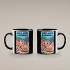 Ein rosa Axolotl ruht in einer schimmernden Muschel mit einer Blase auf dem Kopf; daneben sitzt eine Schnecke. Spruch: MAX AURA FARMING – Tasse innen schwarz, beide Motivseiten.