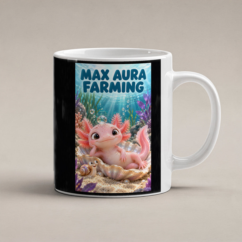 Ein rosa Axolotl ruht in einer schimmernden Muschel mit einer Blase auf dem Kopf; daneben sitzt eine Schnecke. Spruch: MAX AURA FARMING – weiße Tasse, Studioansicht.