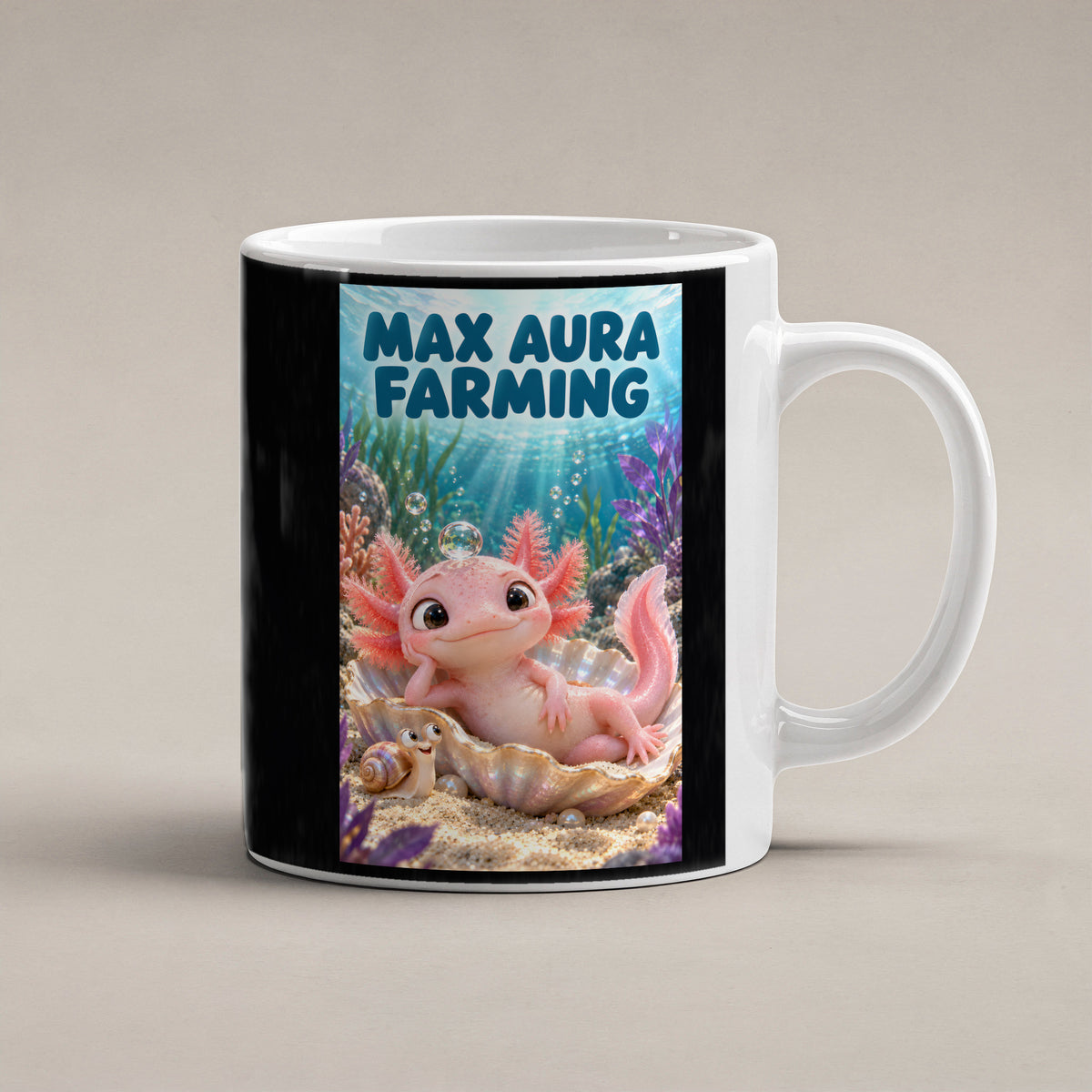 Ein rosa Axolotl ruht in einer schimmernden Muschel mit einer Blase auf dem Kopf; daneben sitzt eine Schnecke. Spruch: MAX AURA FARMING – weiße Tasse, Studioansicht.
