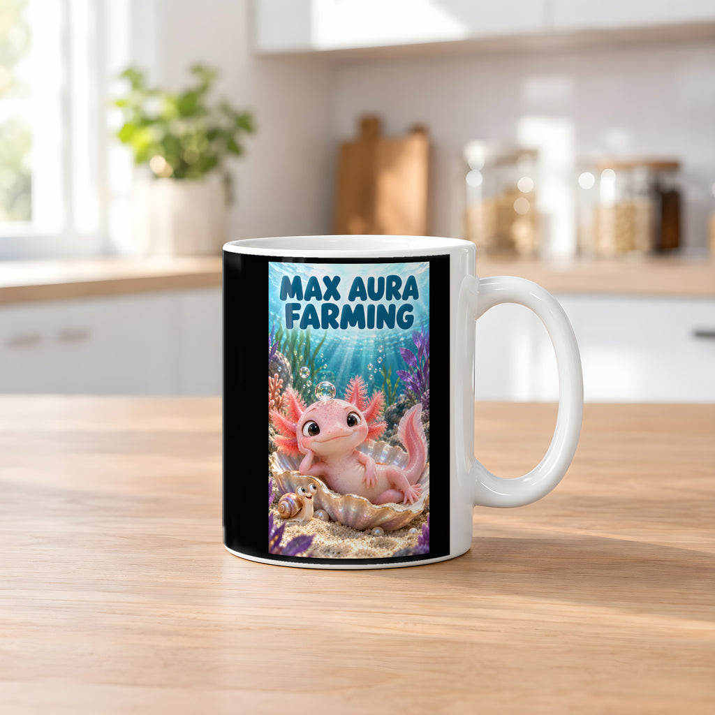 Ein rosa Axolotl ruht in einer schimmernden Muschel mit einer Blase auf dem Kopf; daneben sitzt eine Schnecke. Spruch: MAX AURA FARMING – weiße Tasse, Küchenansicht.