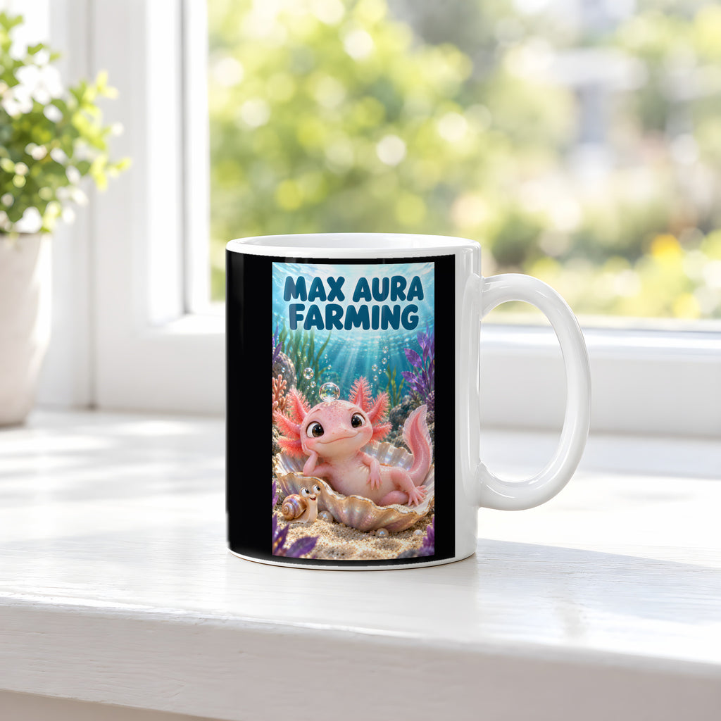 Ein rosa Axolotl ruht in einer schimmernden Muschel mit einer Blase auf dem Kopf; daneben sitzt eine Schnecke. Spruch: MAX AURA FARMING – weiße Tasse, Ansicht am Fenster.