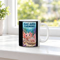 Ein rosa Axolotl ruht in einer schimmernden Muschel mit einer Blase auf dem Kopf; daneben sitzt eine Schnecke. Spruch: MAX AURA FARMING – weiße Tasse, Ansicht am Fenster.