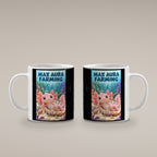 Ein rosa Axolotl ruht in einer schimmernden Muschel mit einer Blase auf dem Kopf; daneben sitzt eine Schnecke. Spruch: MAX AURA FARMING – weiße Tasse, beide Motivseiten.