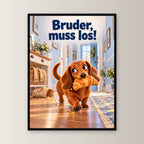 Croissant-Flucht – Gerahmtes Dackelbild. Spruch: Bruder, muss los! 45×60 cm. Schwarzer Holzrahmen ohne Passepartout. 1 FRONTAL