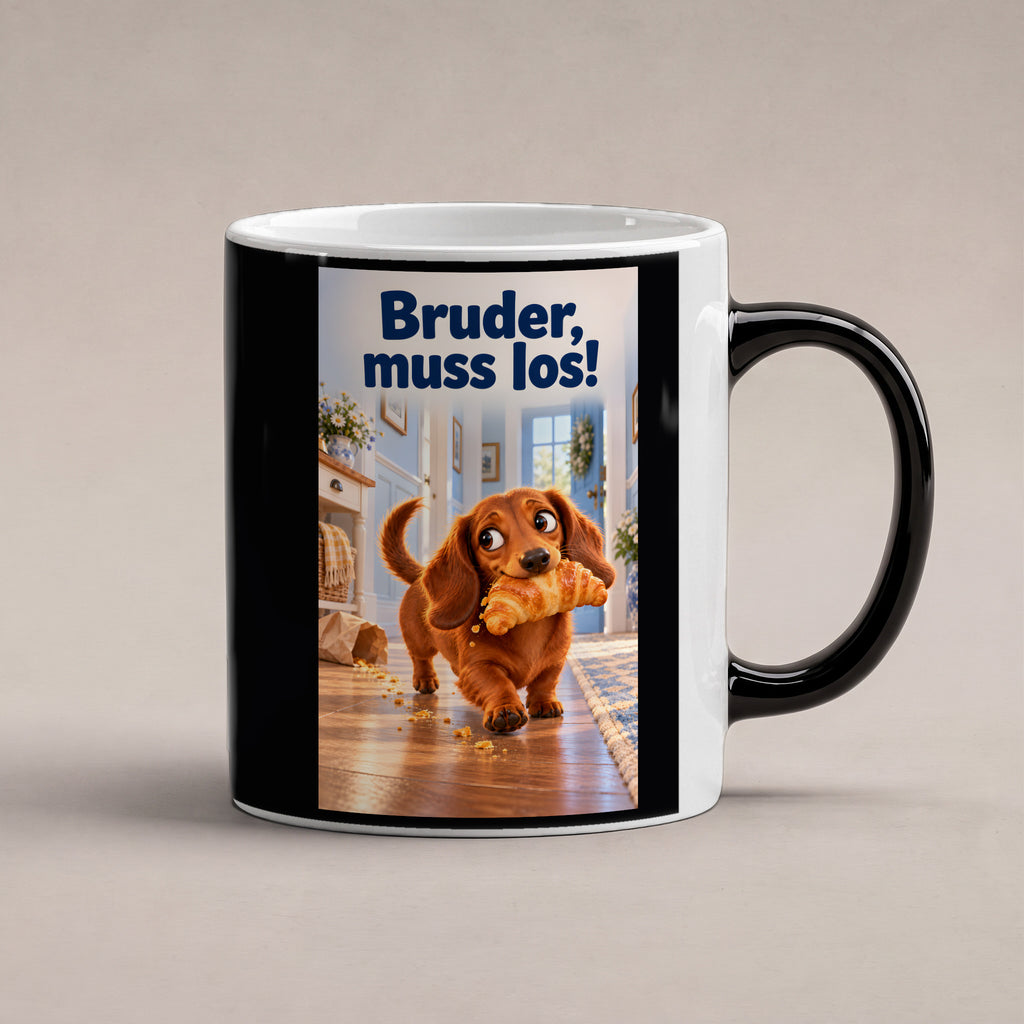 Ein brauner Dackel läuft mit einem Croissant im Maul durch einen hellen Flur. Spruch: Bruder, muss los! – Black Edition mit Wärmeeffekt, Studioansicht.