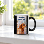 Ein brauner Dackel läuft mit einem Croissant im Maul durch einen hellen Flur. Spruch: Bruder, muss los! – Black Edition mit Wärmeeffekt, Ansicht am Fenster.