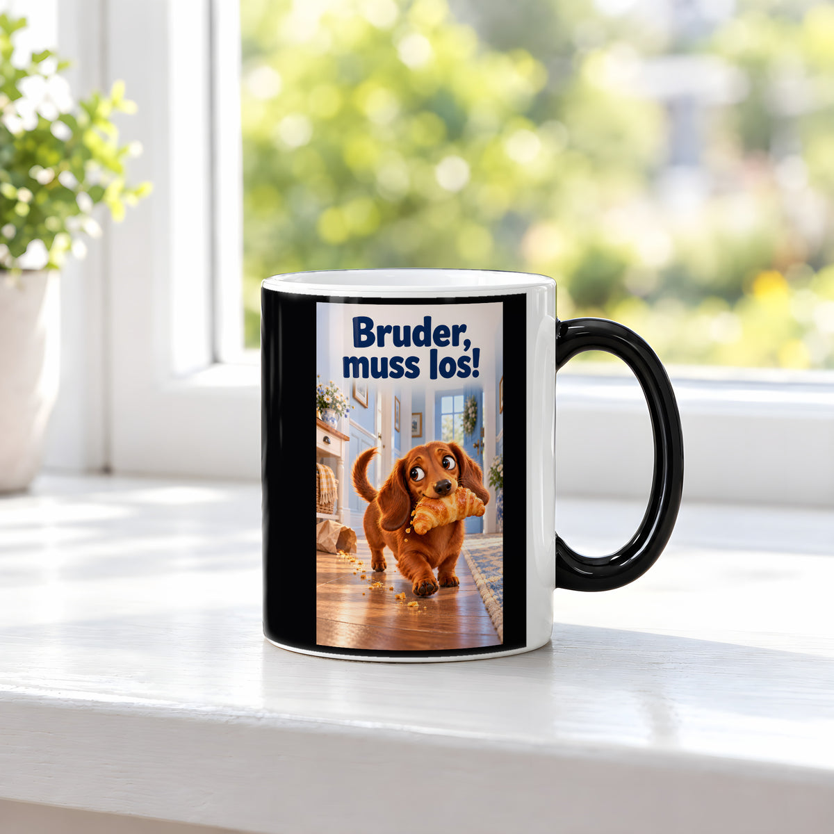 Ein brauner Dackel läuft mit einem Croissant im Maul durch einen hellen Flur. Spruch: Bruder, muss los! – Black Edition mit Wärmeeffekt, Ansicht am Fenster.
