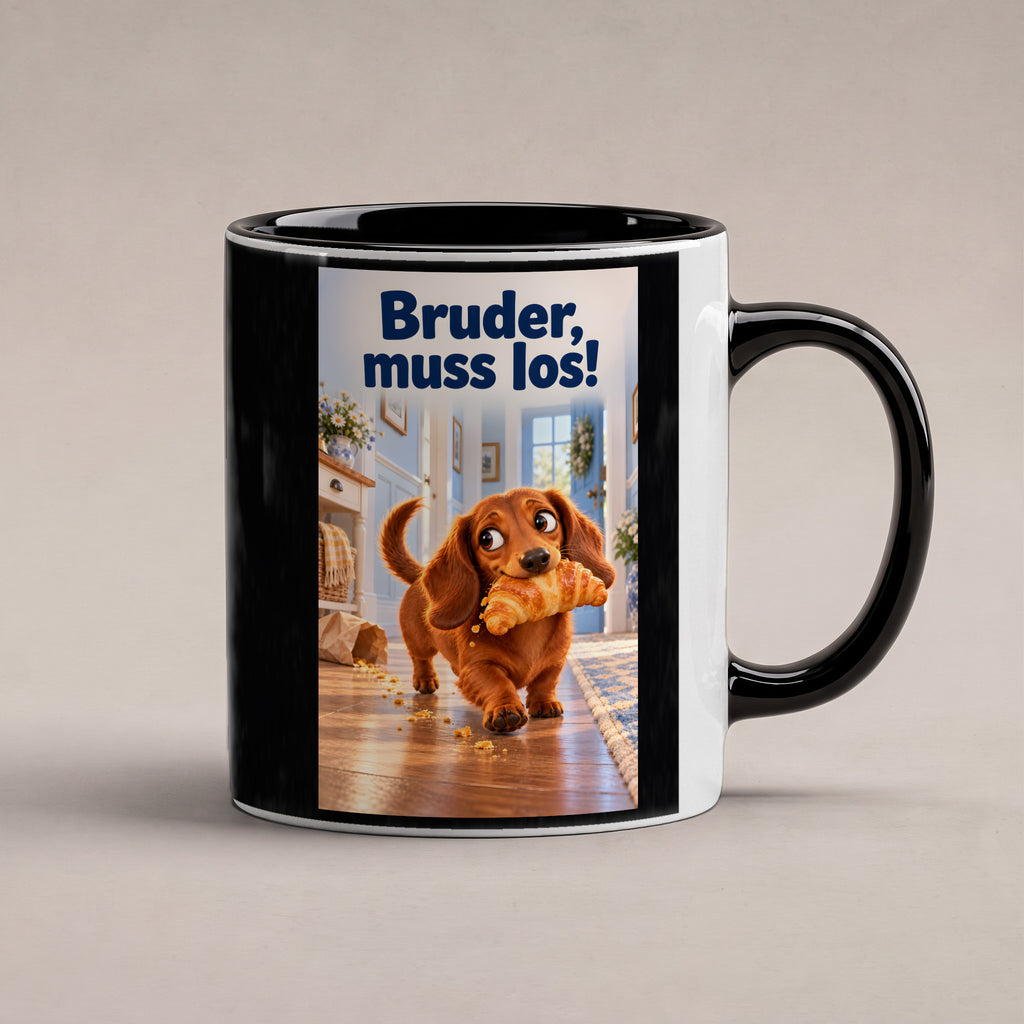 Ein brauner Dackel läuft mit einem Croissant im Maul durch einen hellen Flur. Spruch: Bruder, muss los! – Tasse innen schwarz, Studioansicht.