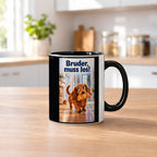 Ein brauner Dackel läuft mit einem Croissant im Maul durch einen hellen Flur. Spruch: Bruder, muss los! – Tasse innen schwarz, Küchenansicht.
