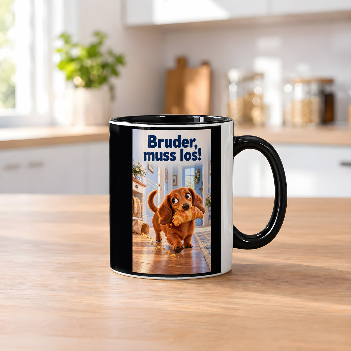 Ein brauner Dackel läuft mit einem Croissant im Maul durch einen hellen Flur. Spruch: Bruder, muss los! – Tasse innen schwarz, Küchenansicht.