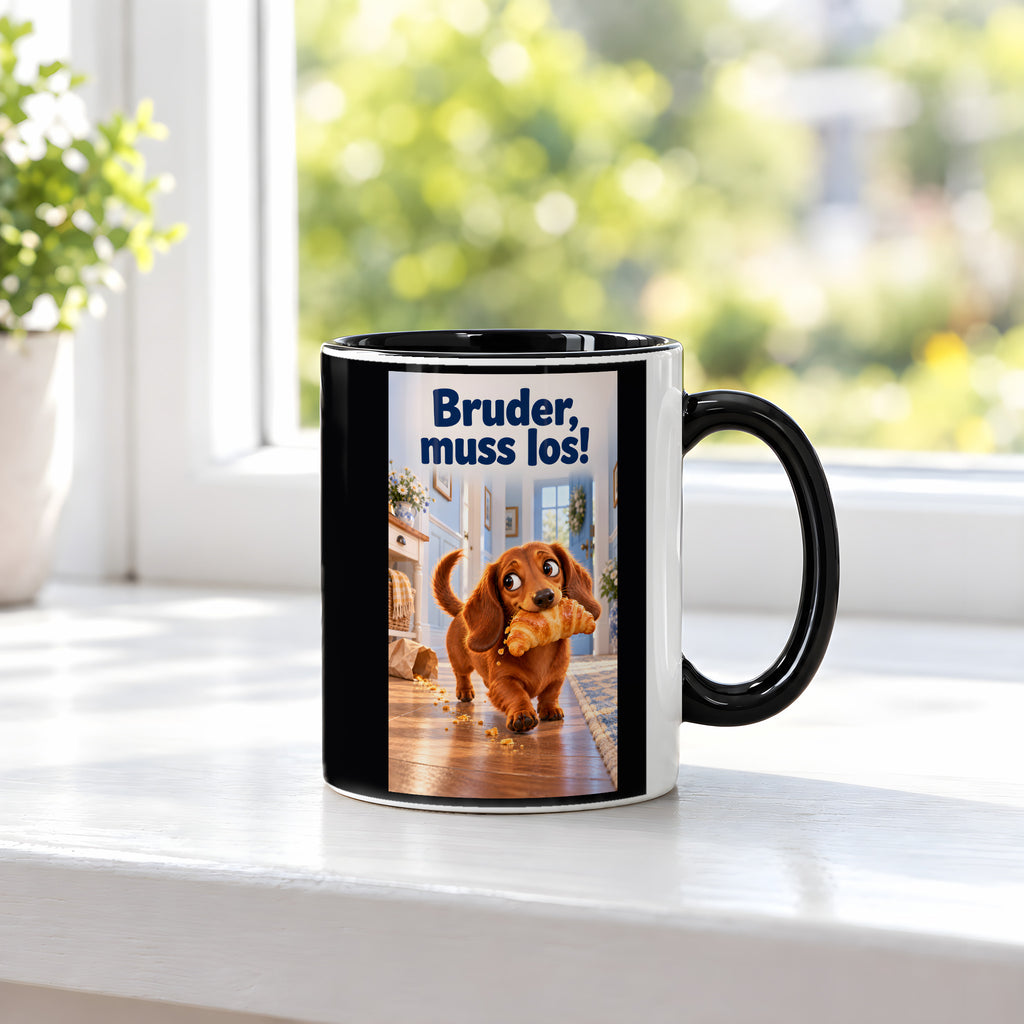 Ein brauner Dackel läuft mit einem Croissant im Maul durch einen hellen Flur. Spruch: Bruder, muss los! – Tasse innen schwarz, Ansicht am Fenster.