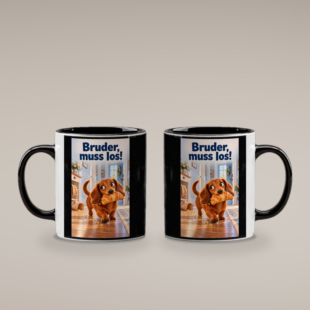 Ein brauner Dackel läuft mit einem Croissant im Maul durch einen hellen Flur. Spruch: Bruder, muss los! – Tasse innen schwarz, beide Motivseiten.