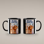 Ein brauner Dackel läuft mit einem Croissant im Maul durch einen hellen Flur. Spruch: Bruder, muss los! – Tasse innen schwarz, beide Motivseiten.
