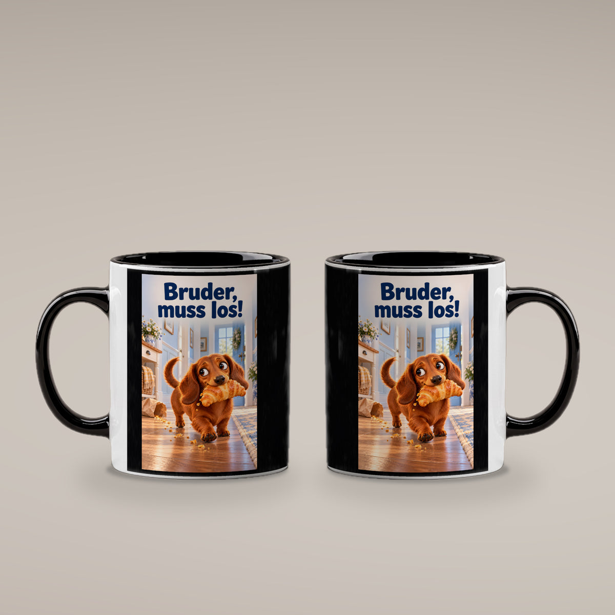 Ein brauner Dackel läuft mit einem Croissant im Maul durch einen hellen Flur. Spruch: Bruder, muss los! – Tasse innen schwarz, beide Motivseiten.