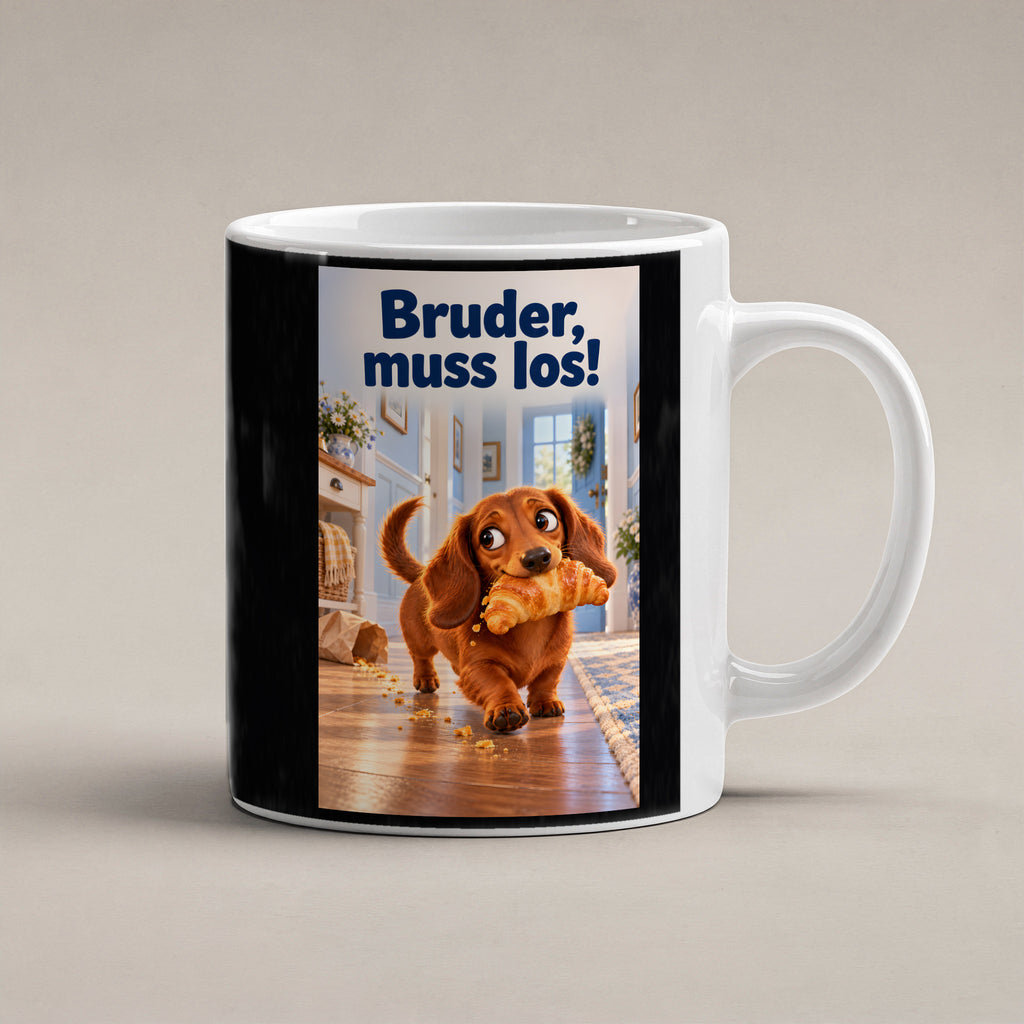 Ein brauner Dackel läuft mit einem Croissant im Maul durch einen hellen Flur. Spruch: Bruder, muss los! – weiße Tasse, Studioansicht.