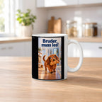Ein brauner Dackel läuft mit einem Croissant im Maul durch einen hellen Flur. Spruch: Bruder, muss los! – weiße Tasse, Küchenansicht.