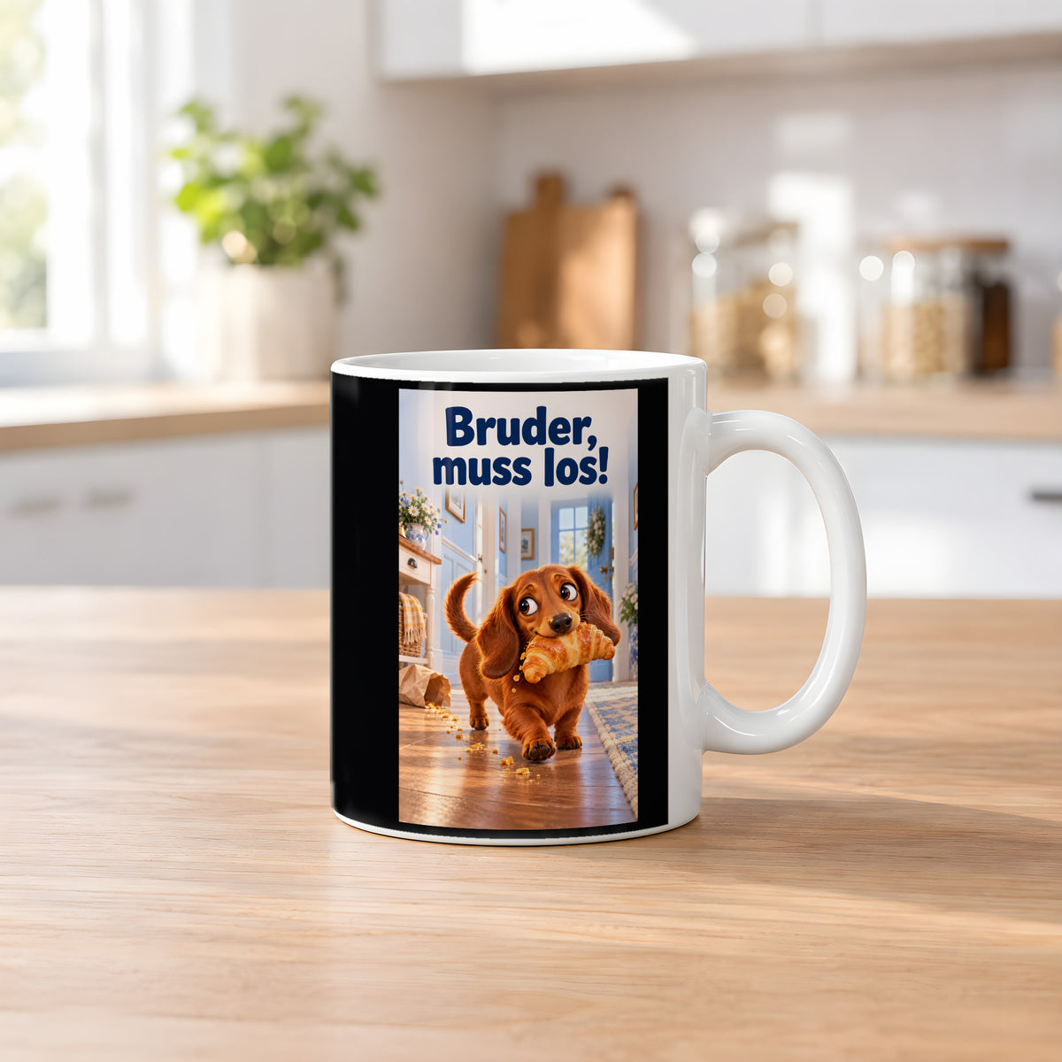 Ein brauner Dackel läuft mit einem Croissant im Maul durch einen hellen Flur. Spruch: Bruder, muss los! – weiße Tasse, Küchenansicht.