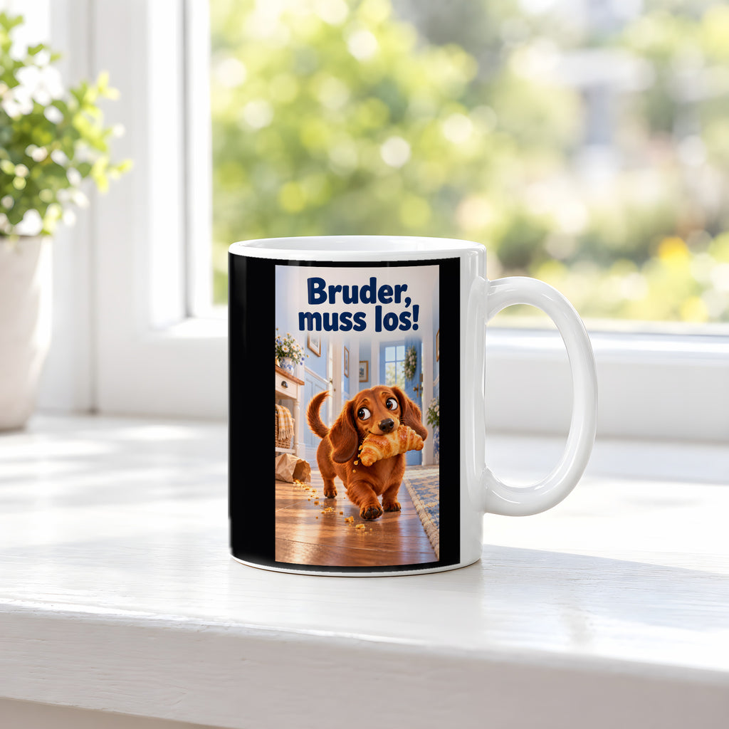 Ein brauner Dackel läuft mit einem Croissant im Maul durch einen hellen Flur. Spruch: Bruder, muss los! – weiße Tasse, Ansicht am Fenster.