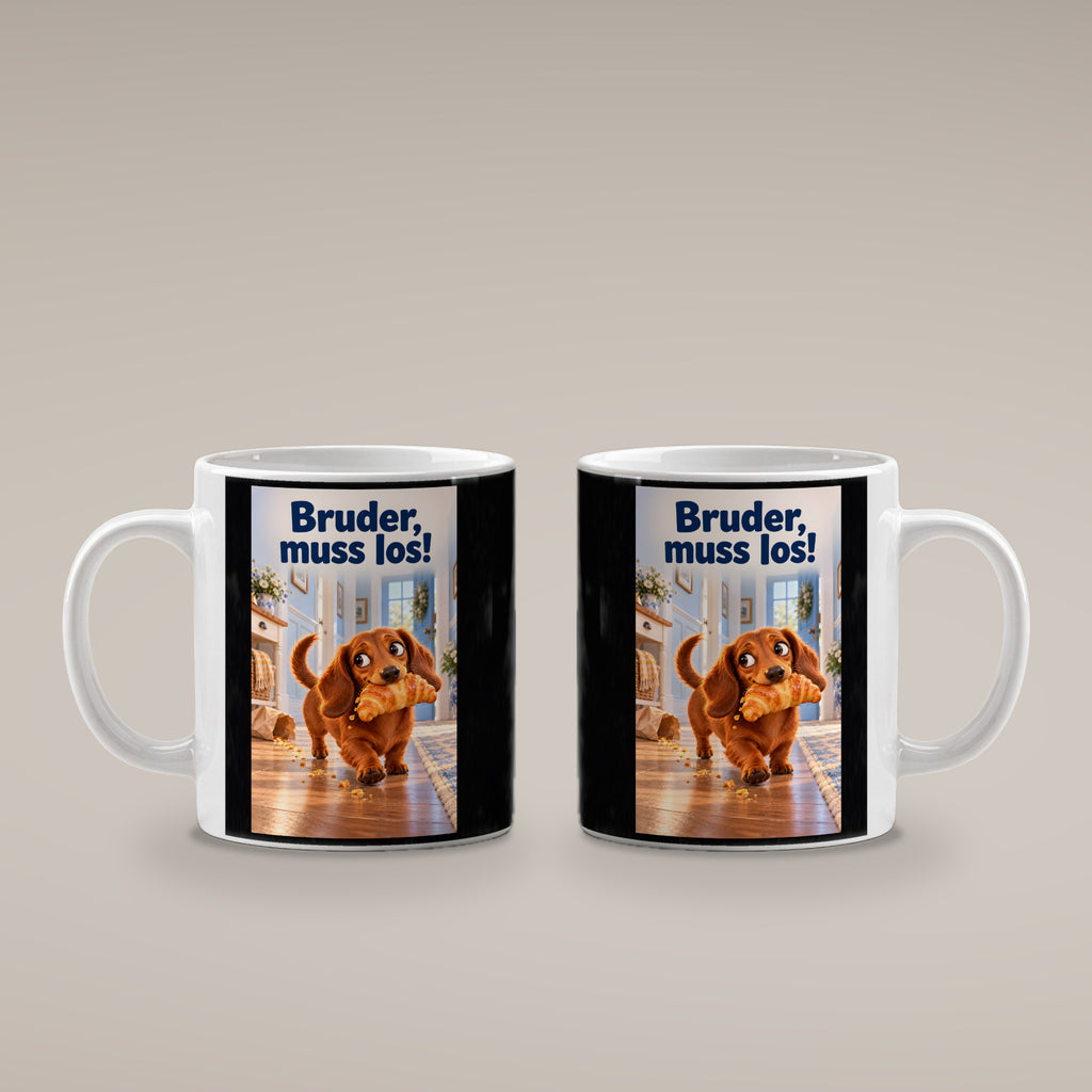 Ein brauner Dackel läuft mit einem Croissant im Maul durch einen hellen Flur. Spruch: Bruder, muss los! – weiße Tasse, beide Motivseiten.