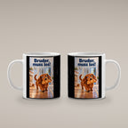 Ein brauner Dackel läuft mit einem Croissant im Maul durch einen hellen Flur. Spruch: Bruder, muss los! – weiße Tasse, beide Motivseiten.