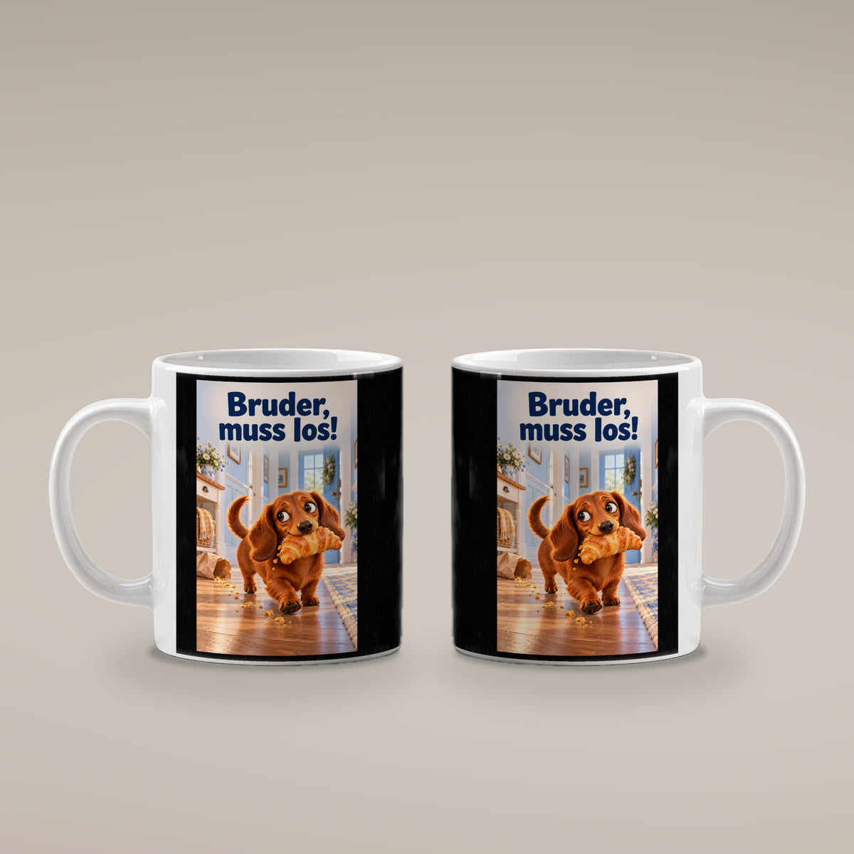 Ein brauner Dackel läuft mit einem Croissant im Maul durch einen hellen Flur. Spruch: Bruder, muss los! – weiße Tasse, beide Motivseiten.