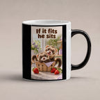 Zwei Frettchen kuscheln gemeinsam in einem kleinen Korb zwischen Erdbeeren. Spruch: If it fits he sits – Black Edition mit Wärmeeffekt, Studioansicht.