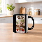 Zwei Frettchen kuscheln gemeinsam in einem kleinen Korb zwischen Erdbeeren. Spruch: If it fits he sits – Tasse innen schwarz, Küchenansicht.