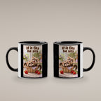 Zwei Frettchen kuscheln gemeinsam in einem kleinen Korb zwischen Erdbeeren. Spruch: If it fits he sits – Tasse innen schwarz, beide Motivseiten.