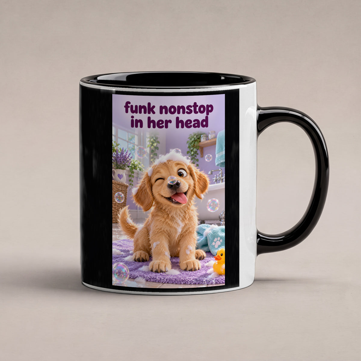 Ein goldenes Hündchen zwinkert im Badezimmer mit Schaum auf dem Kopf und einer Seifenblase vor der Nase. Spruch: funk nonstop in her head – Tasse innen schwarz, Studioansicht.
