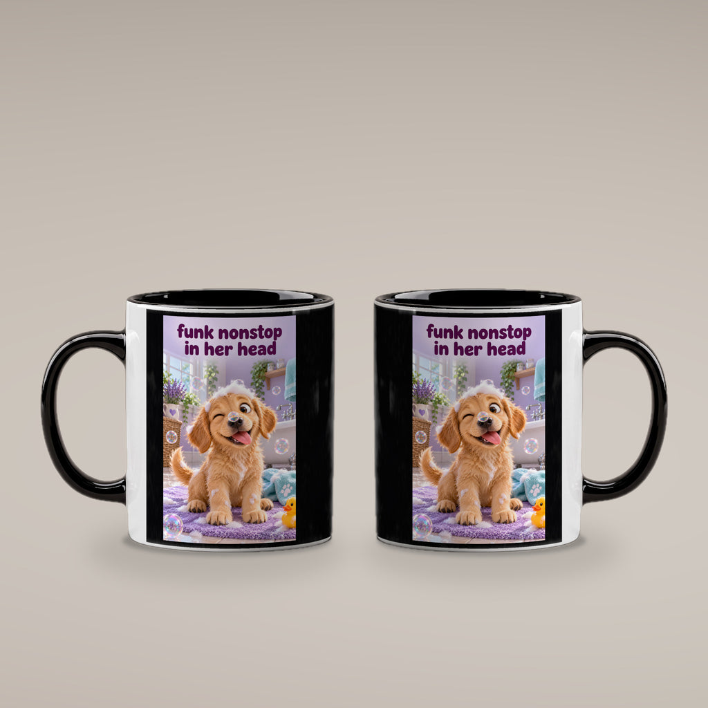 Ein goldenes Hündchen zwinkert im Badezimmer mit Schaum auf dem Kopf und einer Seifenblase vor der Nase. Spruch: funk nonstop in her head – Tasse innen schwarz, beide Motivseiten.