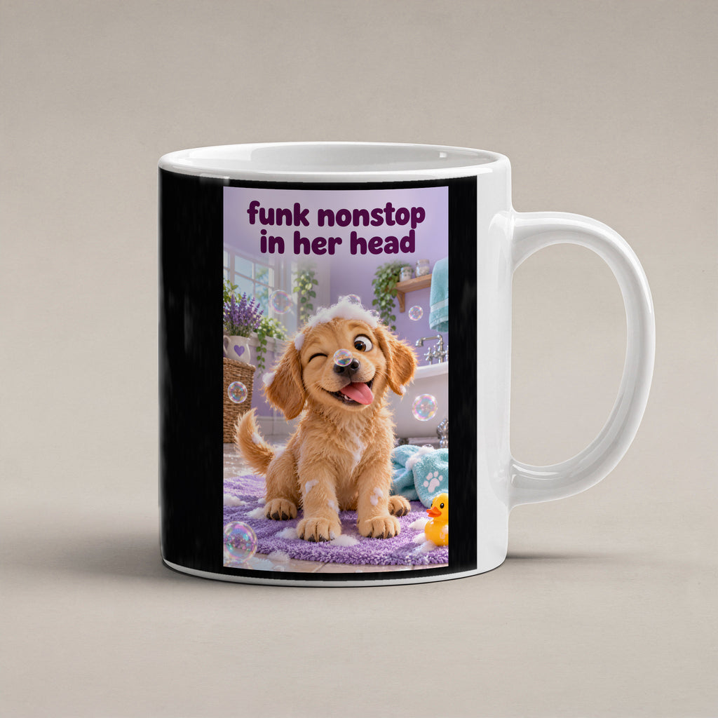 Ein goldenes Hündchen zwinkert im Badezimmer mit Schaum auf dem Kopf und einer Seifenblase vor der Nase. Spruch: funk nonstop in her head – weiße Tasse, Studioansicht.