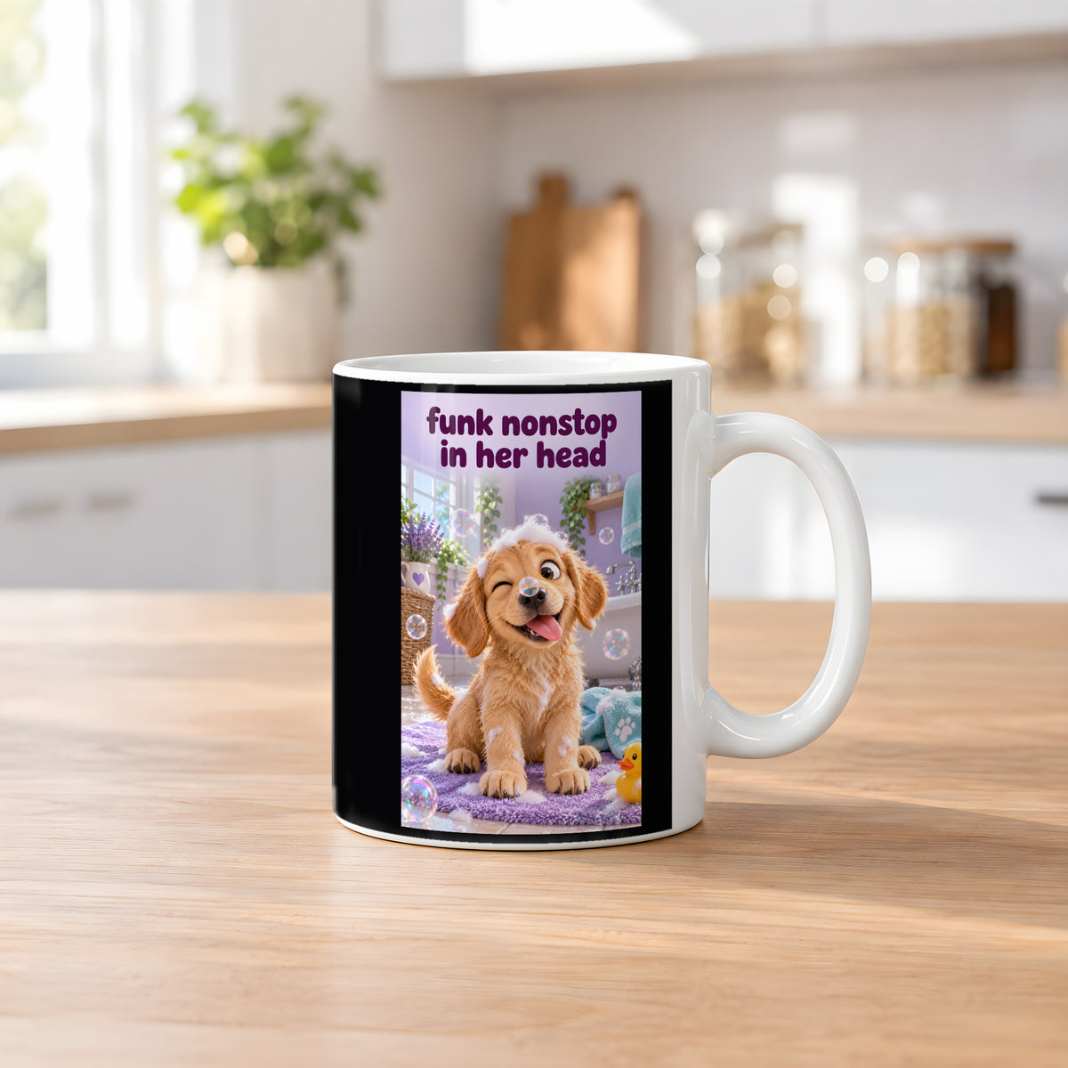Ein goldenes Hündchen zwinkert im Badezimmer mit Schaum auf dem Kopf und einer Seifenblase vor der Nase. Spruch: funk nonstop in her head – weiße Tasse, Küchenansicht.