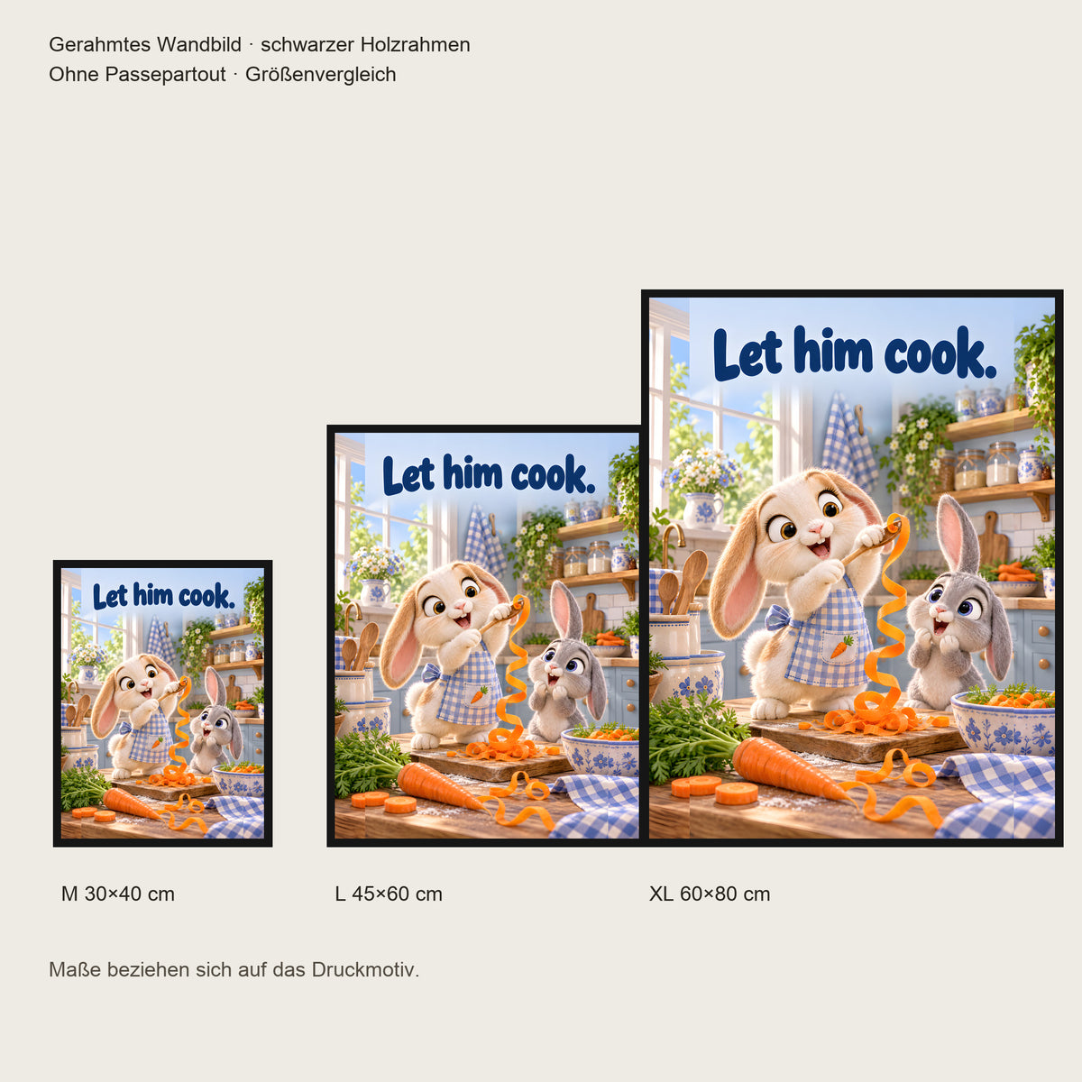 Möhren-Spaghetti – Gerahmtes Kaninchenbild. Spruch: Let him cook. Größenvergleich. Schwarzer Holzrahmen ohne Passepartout. 4 GROESSEN