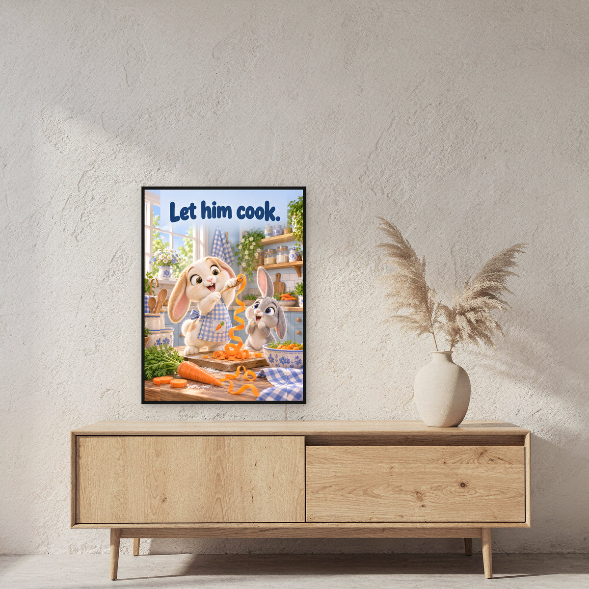 Möhren-Spaghetti – Gerahmtes Kaninchenbild. Spruch: Let him cook. 60×80 cm. Schwarzer Holzrahmen ohne Passepartout. 2 RAUM 60x80cm