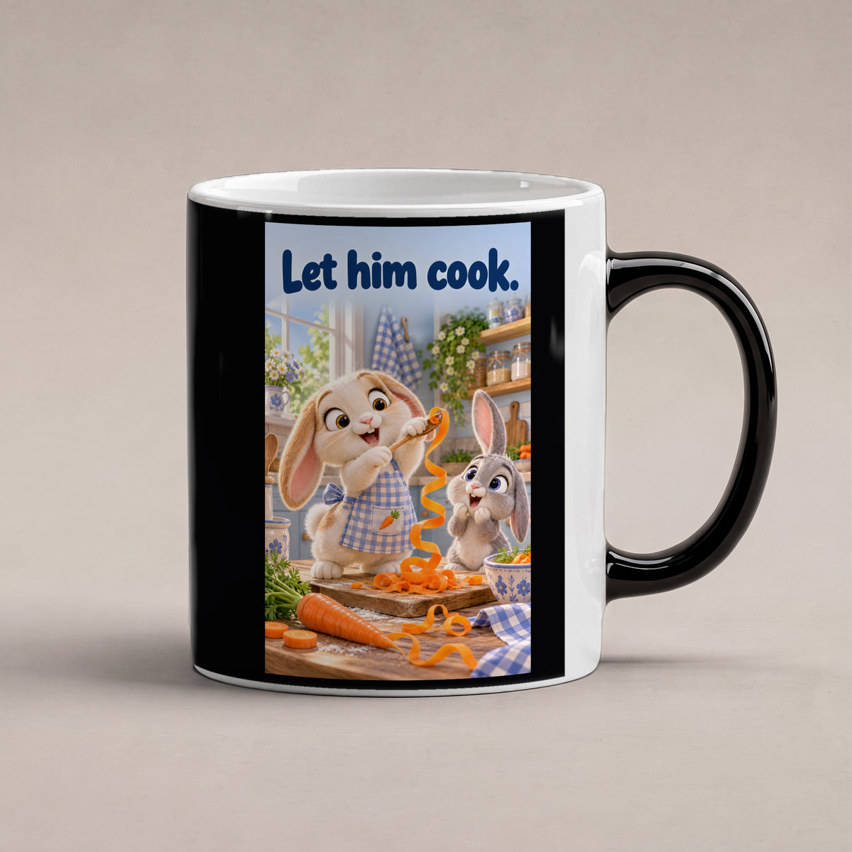 Zwei Kaninchen spielen in einer hellen Küche mit langen Möhrenstreifen; eines trägt eine karierte Schürze. Spruch: Let him cook. – Black Edition mit Wärmeeffekt, Studioansicht.