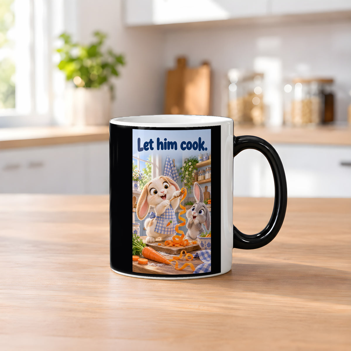 Zwei Kaninchen spielen in einer hellen Küche mit langen Möhrenstreifen; eines trägt eine karierte Schürze. Spruch: Let him cook. – Black Edition mit Wärmeeffekt, Küchenansicht.