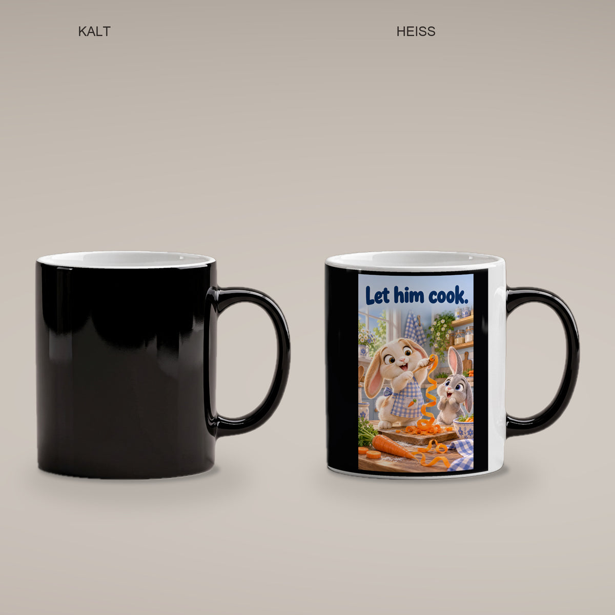 Zwei Kaninchen spielen in einer hellen Küche mit langen Möhrenstreifen; eines trägt eine karierte Schürze. Spruch: Let him cook. – Black Edition mit Wärmeeffekt, Vergleich kalt und heiß.