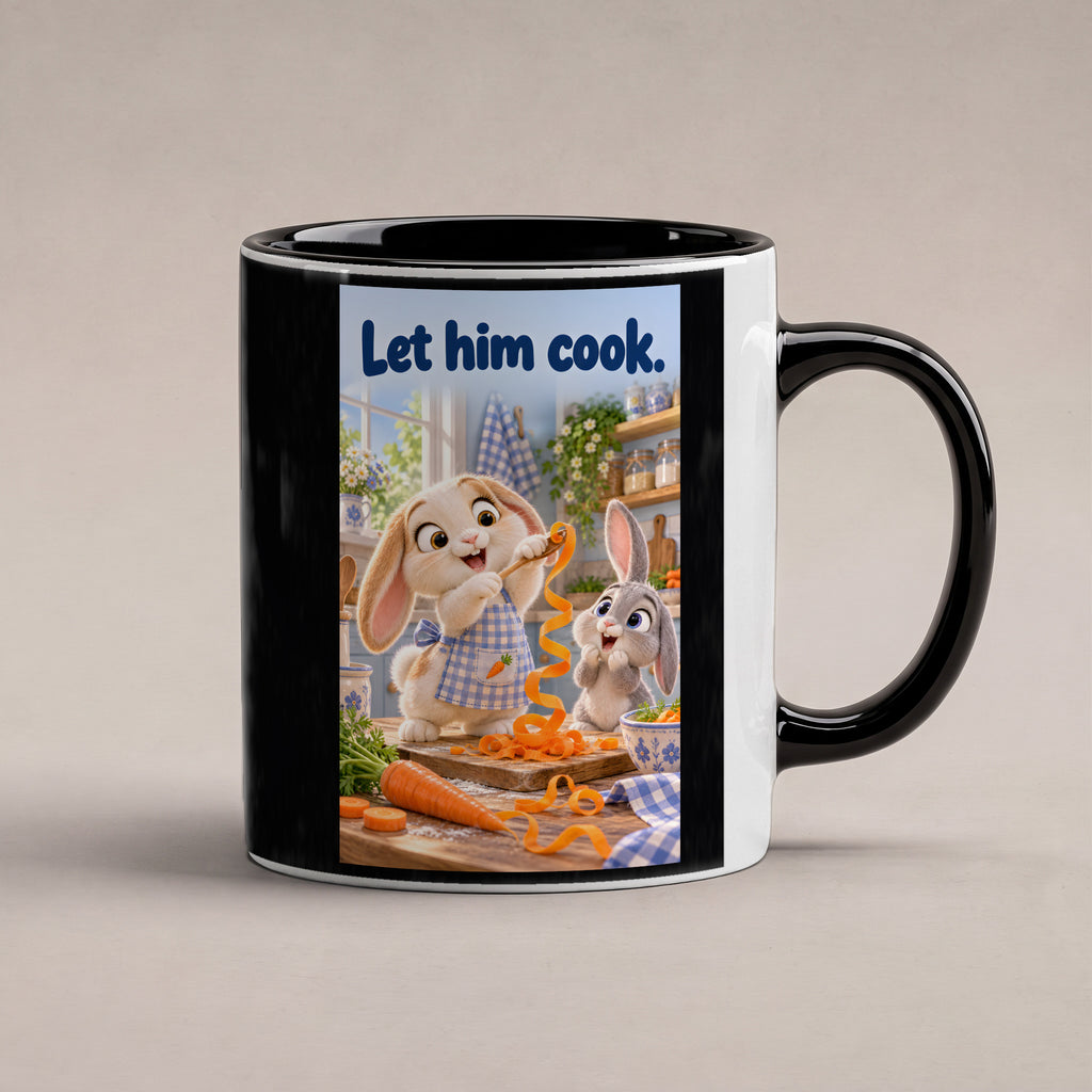 Zwei Kaninchen spielen in einer hellen Küche mit langen Möhrenstreifen; eines trägt eine karierte Schürze. Spruch: Let him cook. – Tasse innen schwarz, Studioansicht.