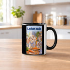 Zwei Kaninchen spielen in einer hellen Küche mit langen Möhrenstreifen; eines trägt eine karierte Schürze. Spruch: Let him cook. – Tasse innen schwarz, Küchenansicht.
