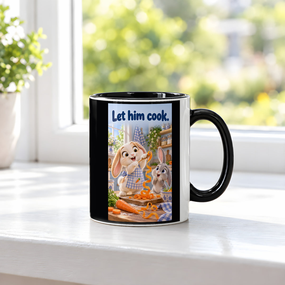 Zwei Kaninchen spielen in einer hellen Küche mit langen Möhrenstreifen; eines trägt eine karierte Schürze. Spruch: Let him cook. – Tasse innen schwarz, Ansicht am Fenster.