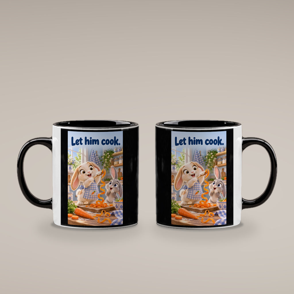 Zwei Kaninchen spielen in einer hellen Küche mit langen Möhrenstreifen; eines trägt eine karierte Schürze. Spruch: Let him cook. – Tasse innen schwarz, beide Motivseiten.