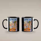 Zwei Kaninchen spielen in einer hellen Küche mit langen Möhrenstreifen; eines trägt eine karierte Schürze. Spruch: Let him cook. – Tasse innen schwarz, beide Motivseiten.