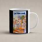 Zwei Kaninchen spielen in einer hellen Küche mit langen Möhrenstreifen; eines trägt eine karierte Schürze. Spruch: Let him cook. – weiße Tasse, Studioansicht.