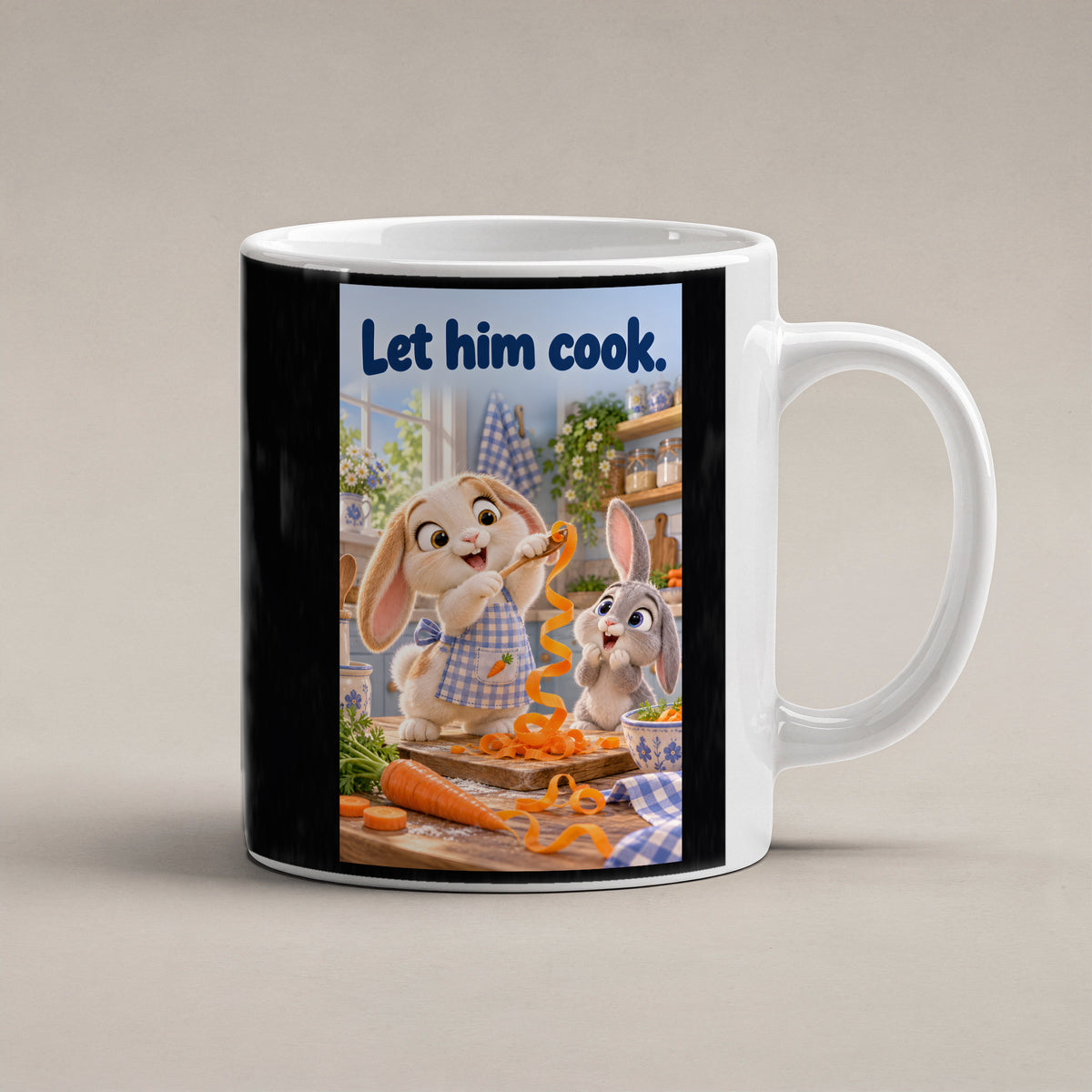 Zwei Kaninchen spielen in einer hellen Küche mit langen Möhrenstreifen; eines trägt eine karierte Schürze. Spruch: Let him cook. – weiße Tasse, Studioansicht.
